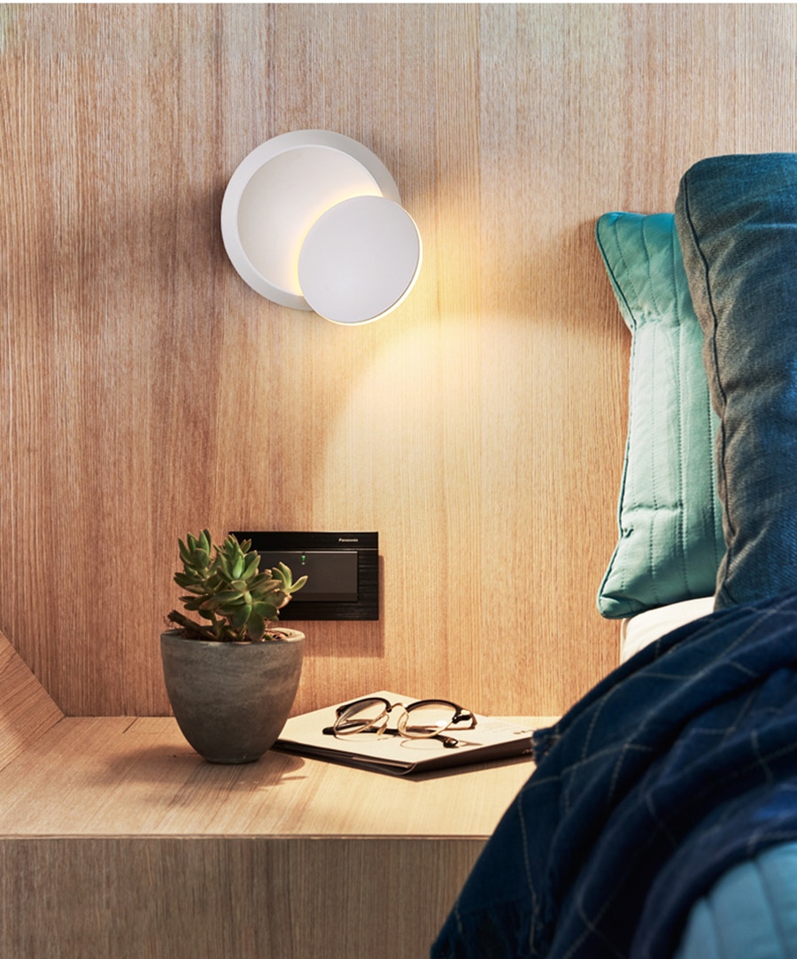 Rotating Round Wall Light